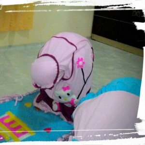 Siti-Choiriyah-Mukena-hello-kitty-biru-dan-mida-pink-2