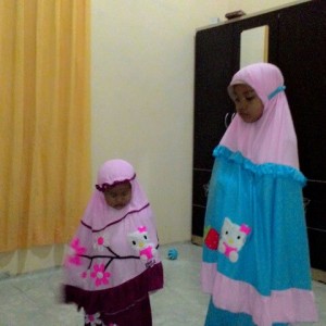 Siti-Choiriyah-Mukena-hello-kitty-biru-dan-mida-pink