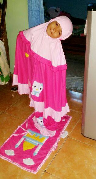 rina-rahan-mukena-hello-kitty-pink